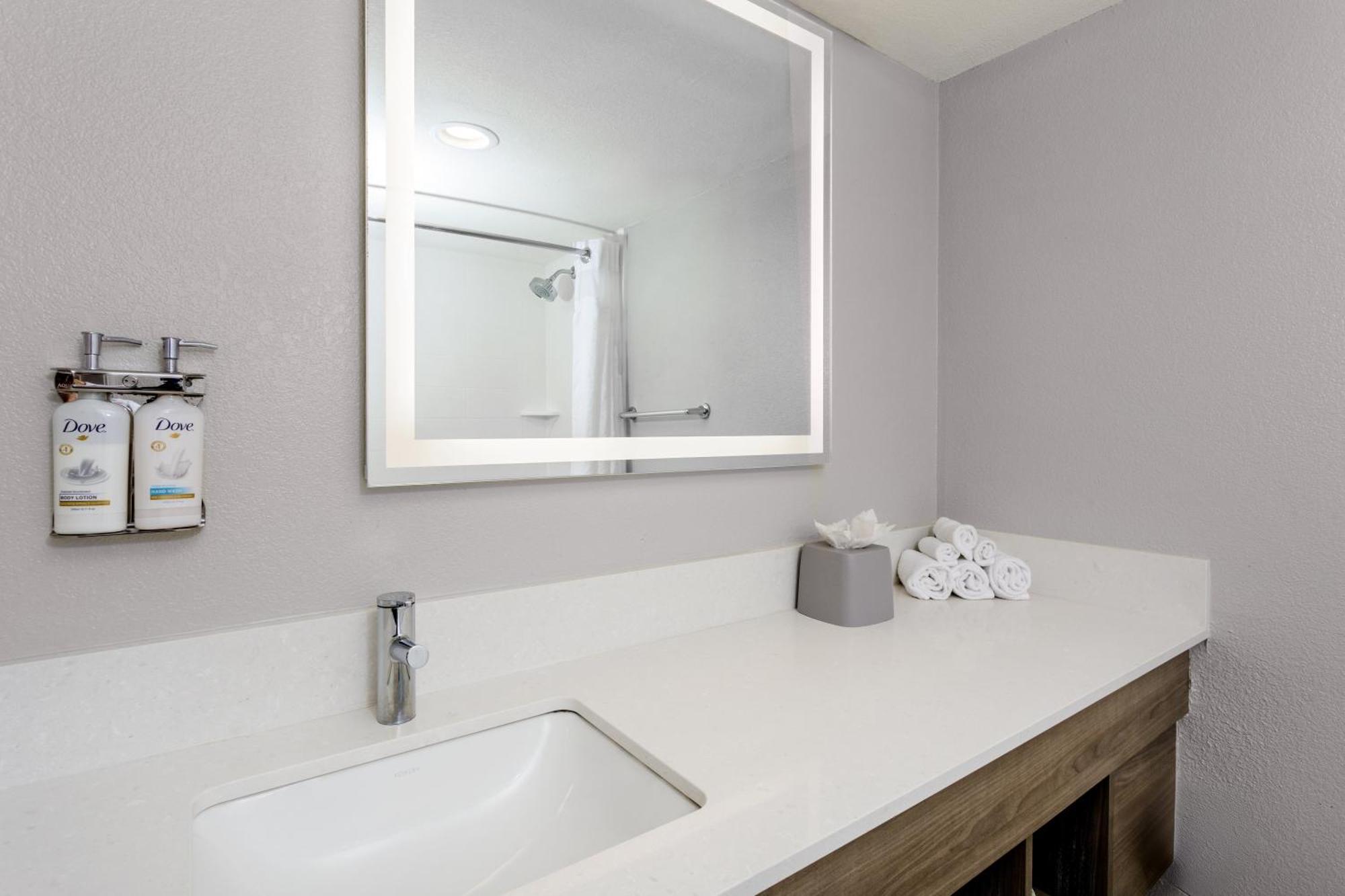 Holiday Inn Express & Suites Oceanfront Daytona Beach Shores By Ihg Exteriör bild