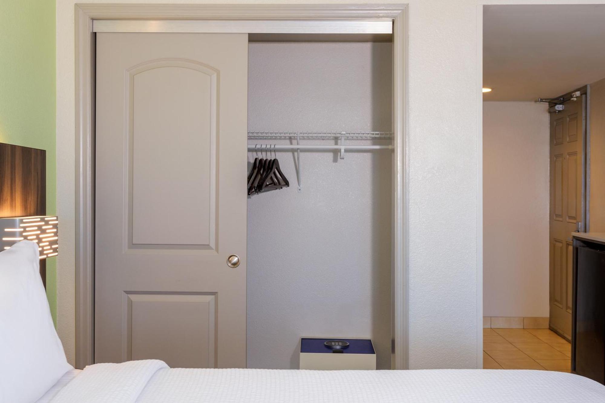 Holiday Inn Express & Suites Oceanfront Daytona Beach Shores By Ihg Exteriör bild